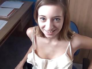 Brünette wird von Stiefvater in den Arsch gefickt