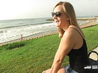 Glücklicher Kerl bekommt eine schöne Ölmassage für die geile Schlampe