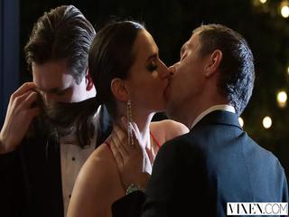 Geiles Biest - Tori Black bearbeitet zwei Schwänze nach einer Gala