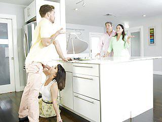 Heisse Teen Cousine wird von einem jungen Mann gefickt