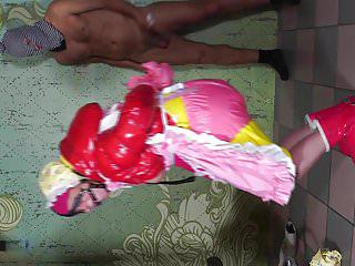 Nuttige Schlampe gibt kleinen Blowjob und lässt sich peitschen beben