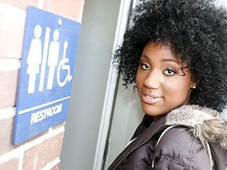 Ebony bekommt grossen Schwanz in den Arsch