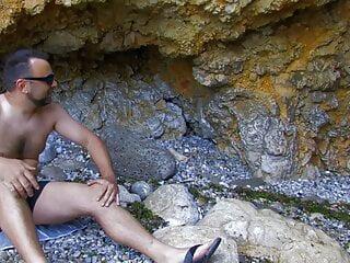 Heisse Brünette wird von zwei Männern gefickt