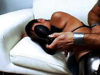 Deutsche Milf als Sexsklavin für zwei Schwänze die nasse Möse gestossen bekommen