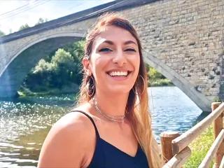 Hübsche Brünette Stella will einen Schwanz in ihrem Arsch