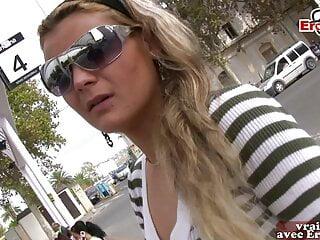 Zierliche Französin wird auf der Bushaltestelle aufgerissen