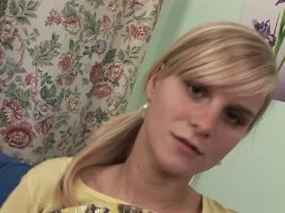 Blonde Teen Schönheit lässt sich auf die Titten wichsen