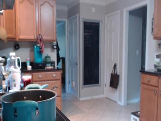 Kurvige Blondine hat angeblich nat&uuml;rliche Boobs