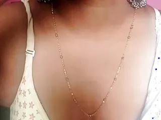 Indisches Luder mit geilen Brüsten - Amateurin massiert sich selber