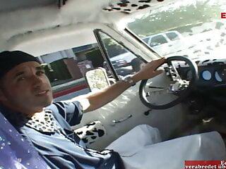 Junges Mädchen mit kleinen Titten wird nach dem Picknick gefickt