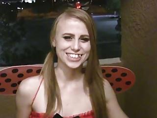 Zierliches blondes Teen wird zum Halloween gebracht