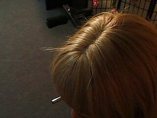 Junge Frau mit großen Brüsten fingert ihre Pussy