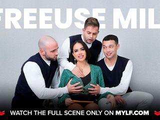 Büroangestellte Emily Law und Christina Kush haben spaß im Büro