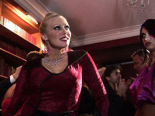 Lustvolle aber hübsche Blondine verführt einen Kerl in der bibliothek