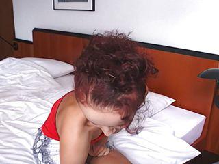 Junge Brünette braucht Geld und fickt mit dem alten Mann