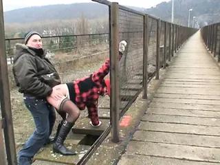 Papa schleppt junge Brünette mit dicken Titten ab