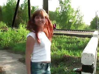 Geile Pinkelszenen - süßes Mädchen zeigt ihre Titten in der Öffentlichkeit