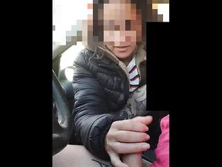 Ehefrau bläst den Schwanz ihres Mannes und lässt sich dabei filmen