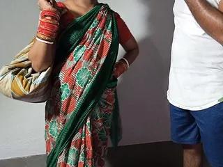 Die einsame Mutter meines Kumpels - sie will auch ein Paar Schwänze vernaschen