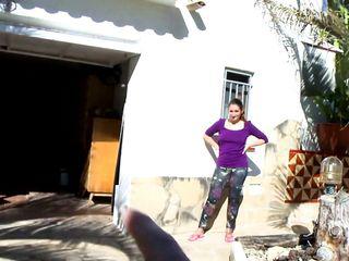 Dickbusige Milf mit Nippelpiercing reitet Schwanz beim Fotoshooting