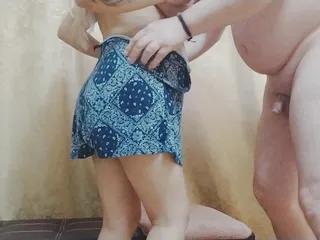 Sexy schwangere Blondine lutscht Schwanz für Sperma