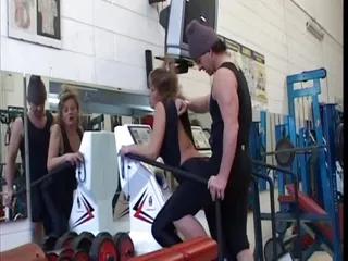 Verrückte Oma will nur Schwänze in ihrer Möse