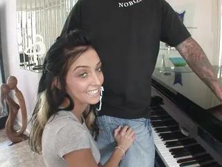 Die 18 jährige Stephanie Kane will nur einen harten Schwanz in sich fühlen