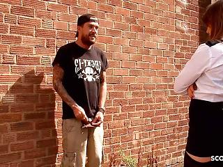 Rothaarige Magd Samantha Bentley im Garten gefickt