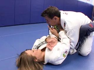 Großer Schwanz für süße Brünette nach dem harten Fick in den Mund gespritzt