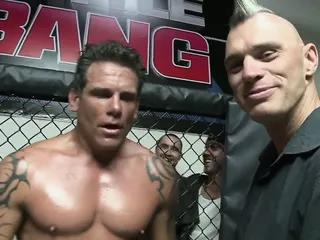 Angriff auf die mösenlippen und das Arschloch des männlichen glieds