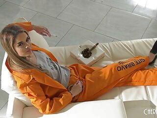 Die tätowierte Latina Stefan überrascht ihren Sugar Daddy