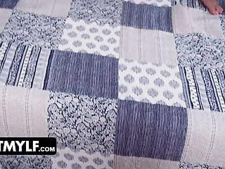 Heiße Milf Misha Cross gibt ihrem Stiefsohn einen Blowjob zum Geburtstag