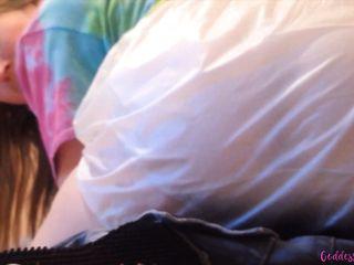 Super heisse Brünette masturbiert mit einem Dildo