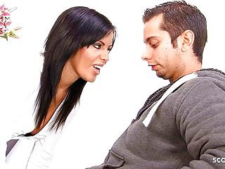 Die Cougar Lehrerin verführt den jungen Schwanz zum ficken