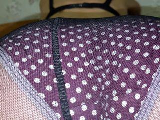 Transen strumpfhosens in Netzstrumpfhose wichsen sich die Spalte