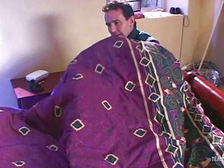 Älterer Mann bekommt glückliches Mädchen im Schlafzimmer mit einem hübschen Girl