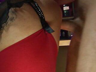 Kurviges Babe mit sexy Strümpfen ist bereit für den Fotografen