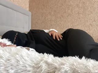 Milf kriegt einen Orgasmus während sie masturbiert