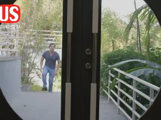 Die musiklehrerin hat eine spezielle Lektion für ihren Schüler eingestellt