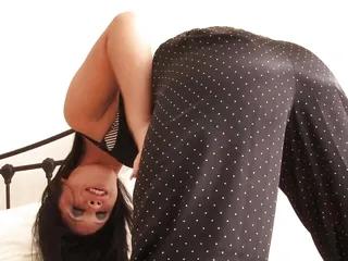 Brünette Schlampe zieht sich aus und zeigt ihre Titten