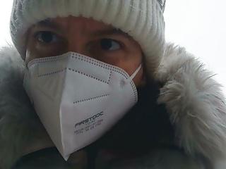 Junge Brünette Nicolette wichst in der Öffentlichkeit