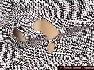 Eine erfahrene Frau zeigt ihre dicken Brüste