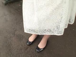 Oma trifft einen jungen Mann im Hotel