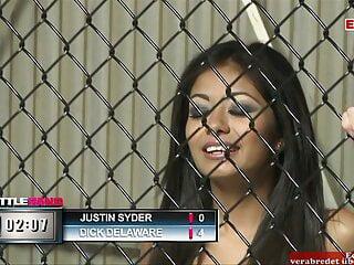 Vollbusige brunette Schlampe bekommt es in den Mund