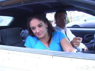 Teen Sheena Ryder fickt mit ihrem Stiefvater