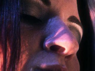 Brünette mit hüpfenden Brüsten reibt ihre Muschi während sie einen Schwanz reitet