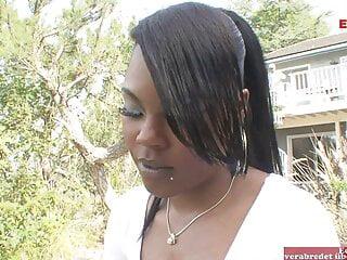 Schwarzes Girl mit kleinen Titten will den großen schwarzen Schwanz