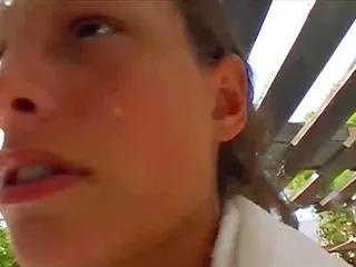 Schone deutsche Teen masturbiert vor der Kamera