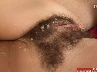 Junge Brünette mit kleinen Titten in der missionarsstellung gefickt