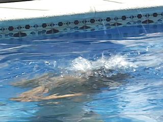 Heißer Lesbensex im Pool - ich lecke meine Fotze bis sie abspritzt